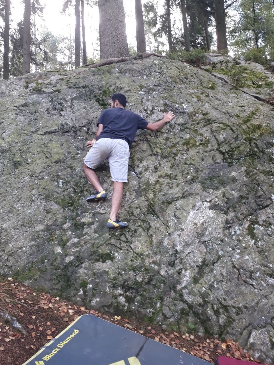 Amogh aan het boulderen in de Ardennen